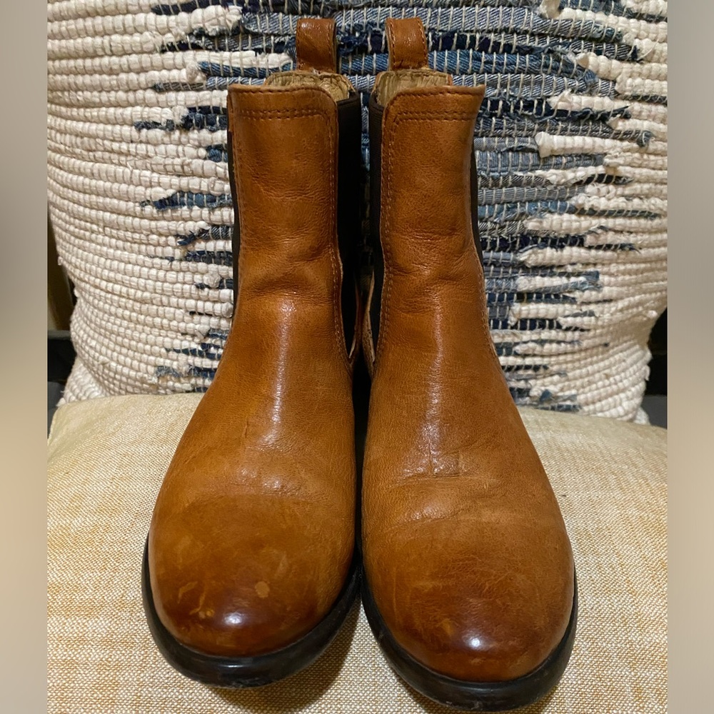 FRYE Chelsea boot. Women’s 6.5. Excellent condition.